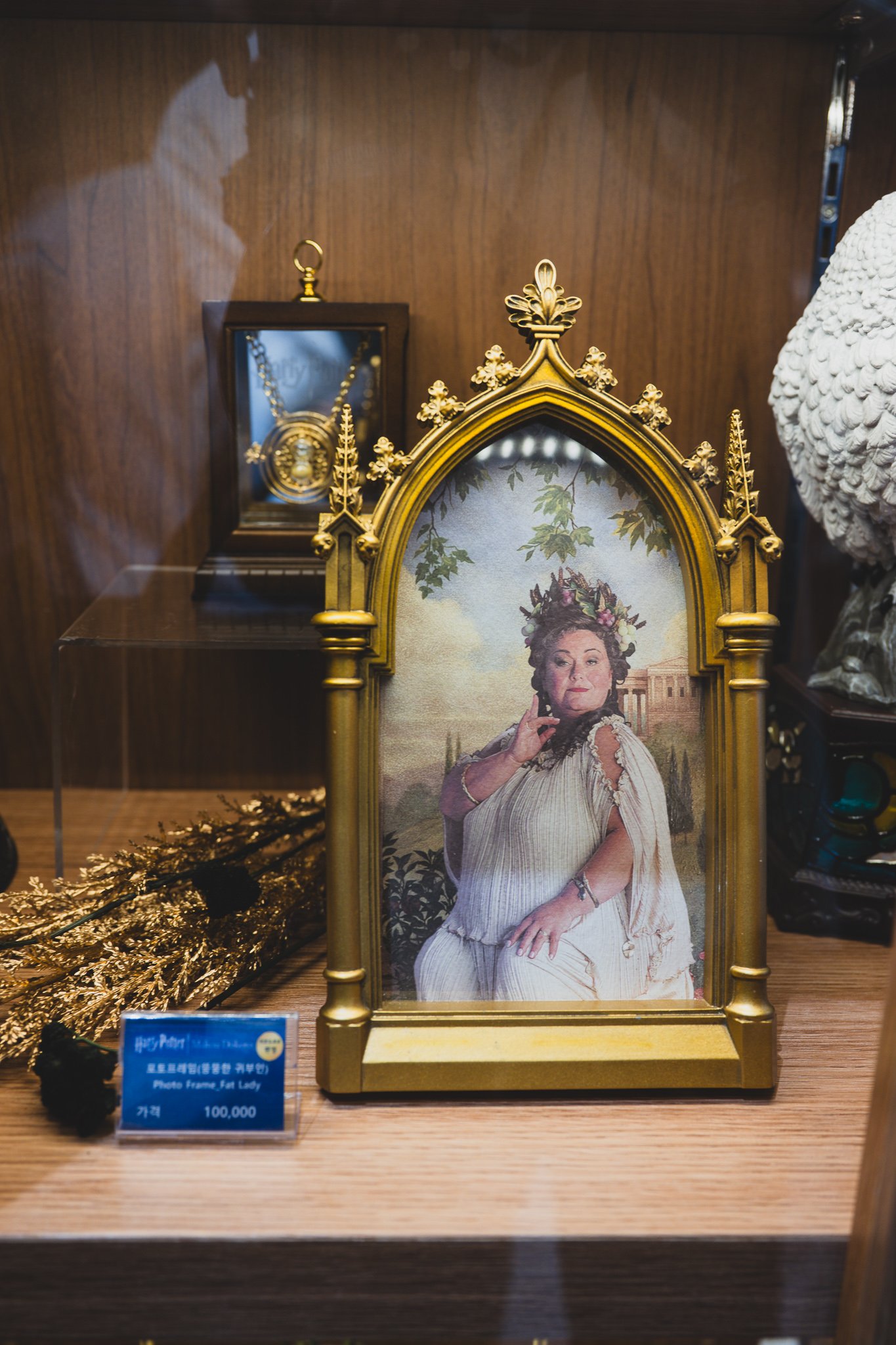 A gold-framed portrait of the Fat Lady, the character guarding the entrance to Gryffindor Tower, priced at ₩100,000