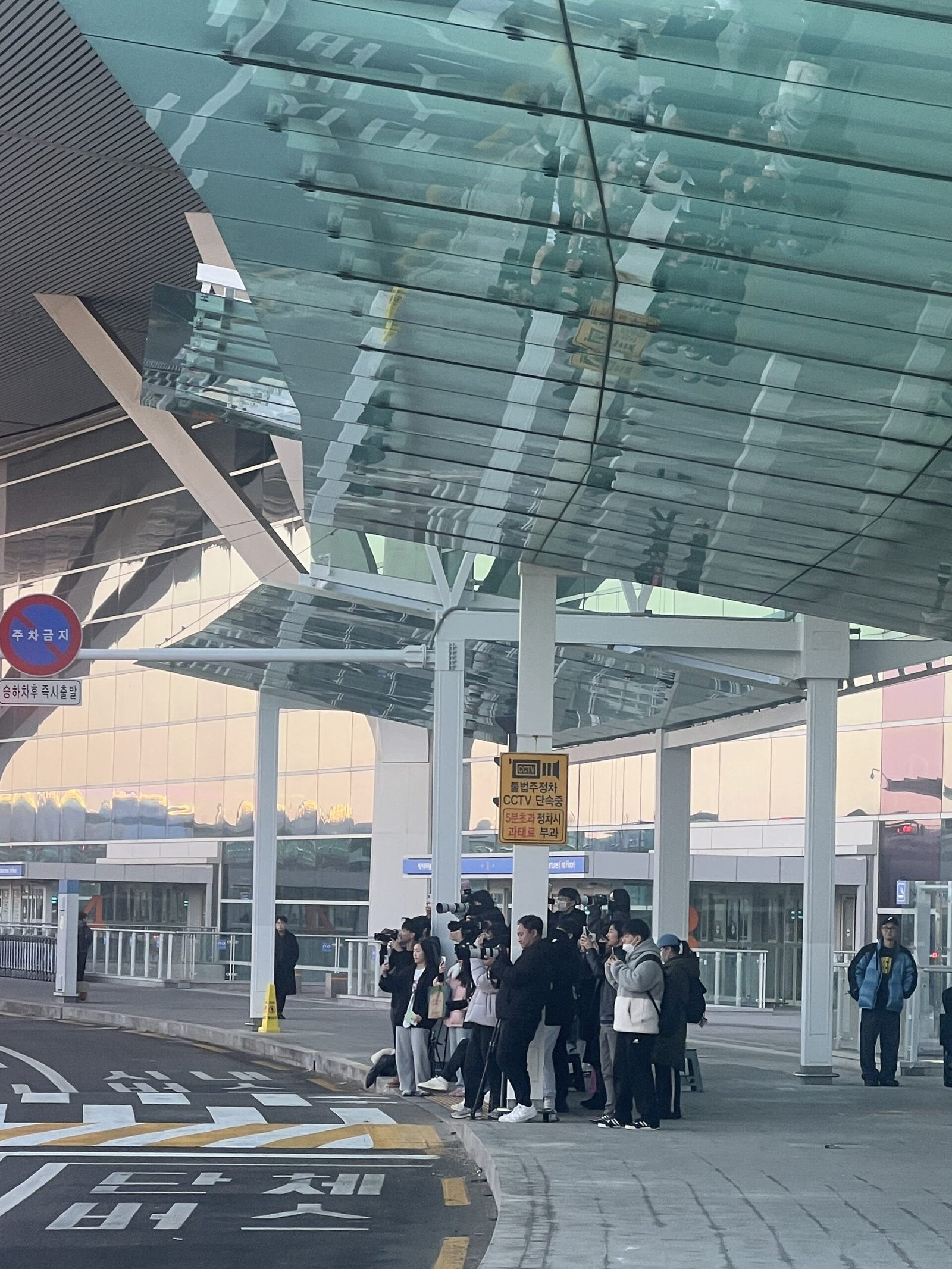 Incheon Airport arrivals pickup zone with travelers waiting for rides