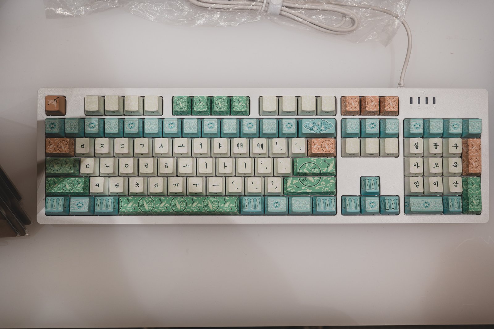 Celadon-pattern hangul keycap keyboard with crane and cloud motifs