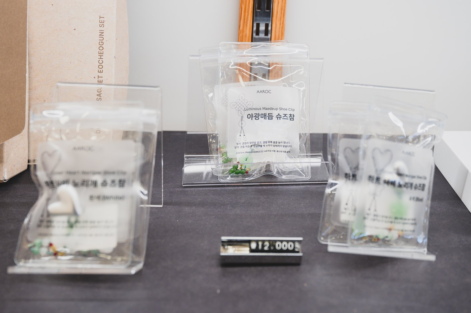 Luminous maedeup knot shoe clip in clear packaging, priced ₩12,000