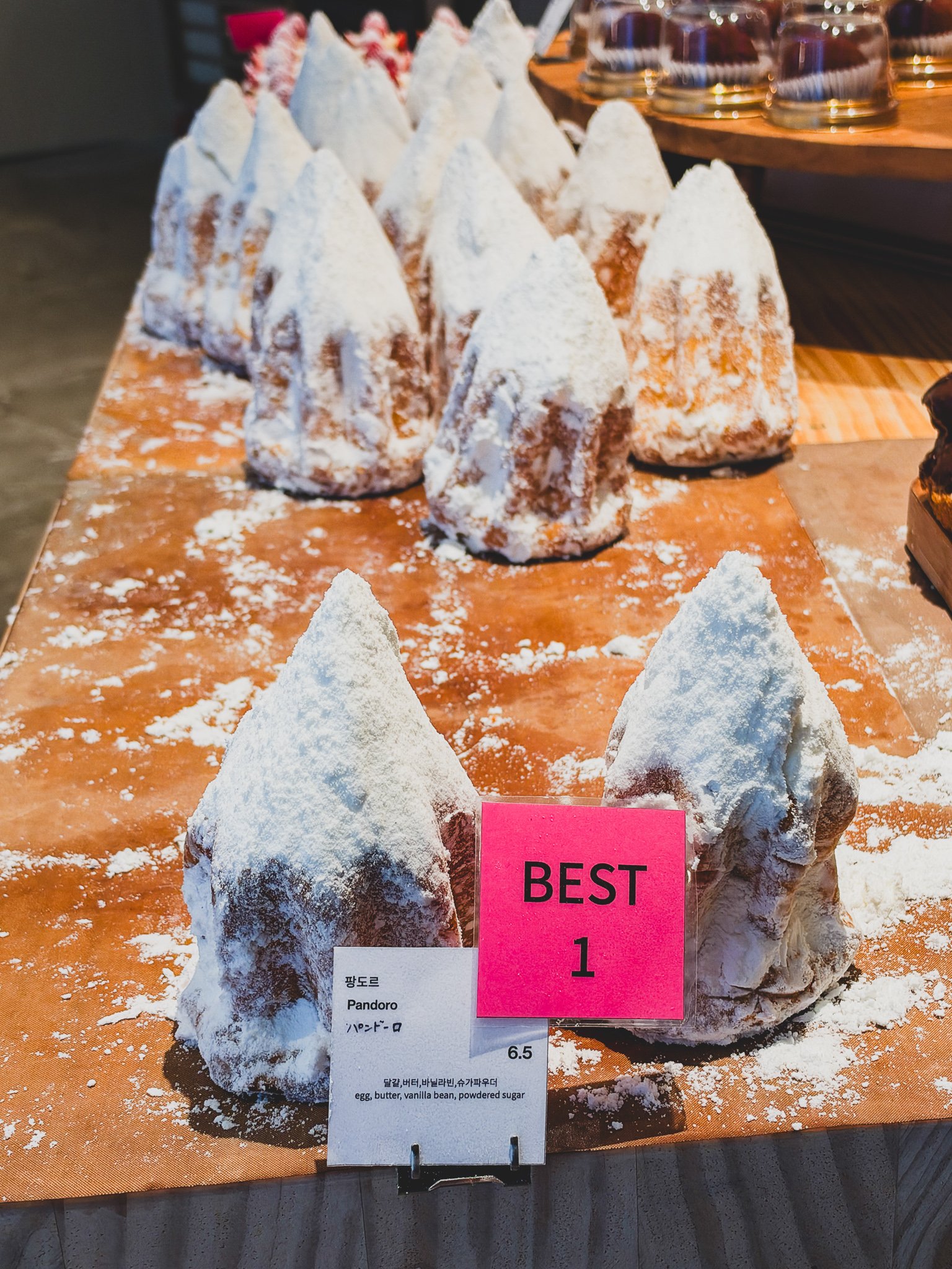 Pandoro pastry with a "BEST 1" price tag reading 6,500 won